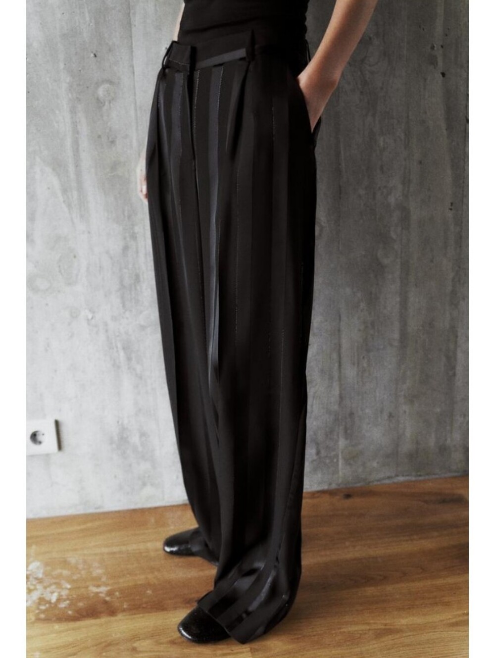 Zara Black Wide-Leg High Rise Pleated Metallic Dress Pants Sz-M